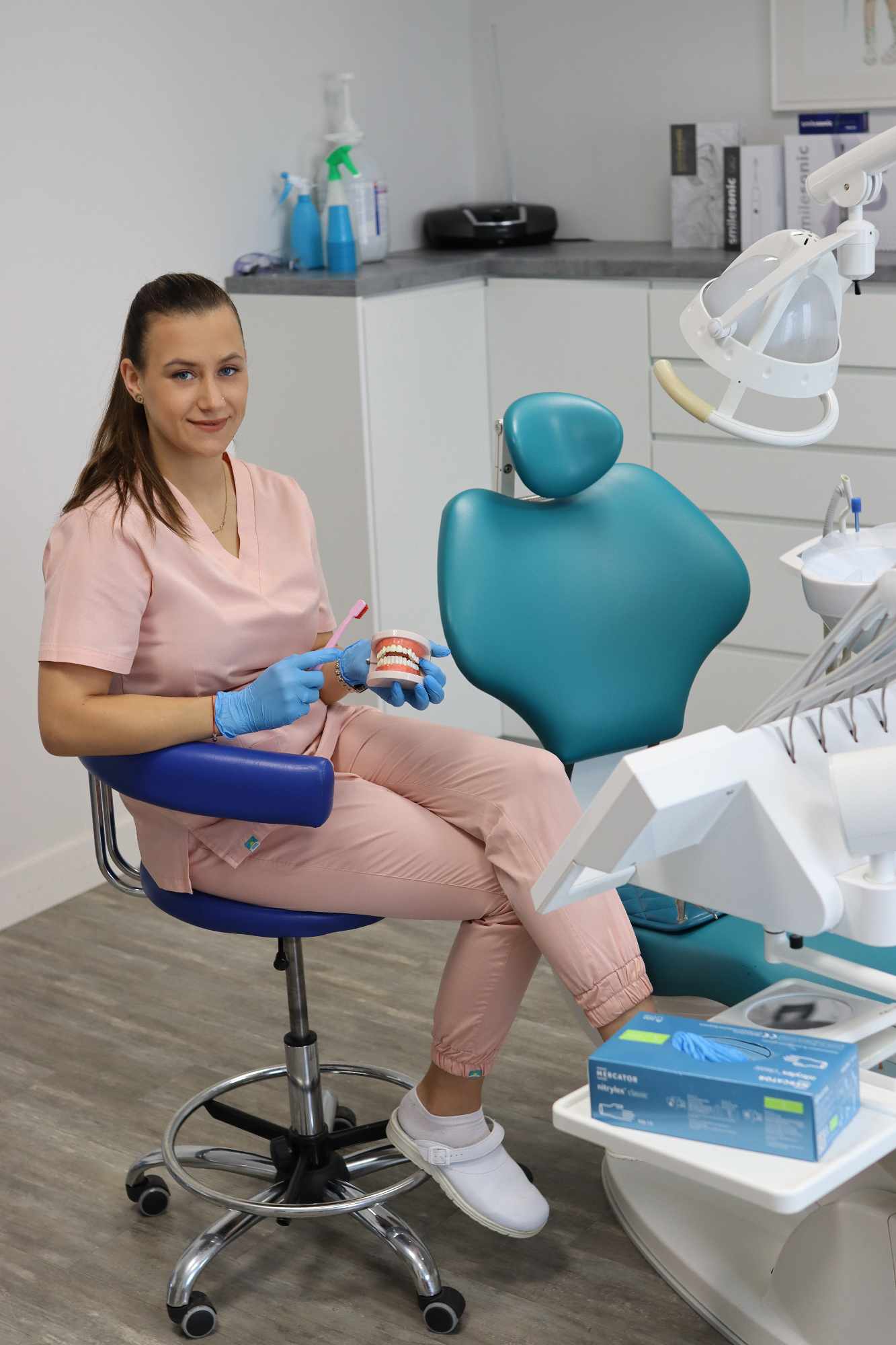 Pacjent podczas zabiegu profilaktycznego – higienizacja Elbląg