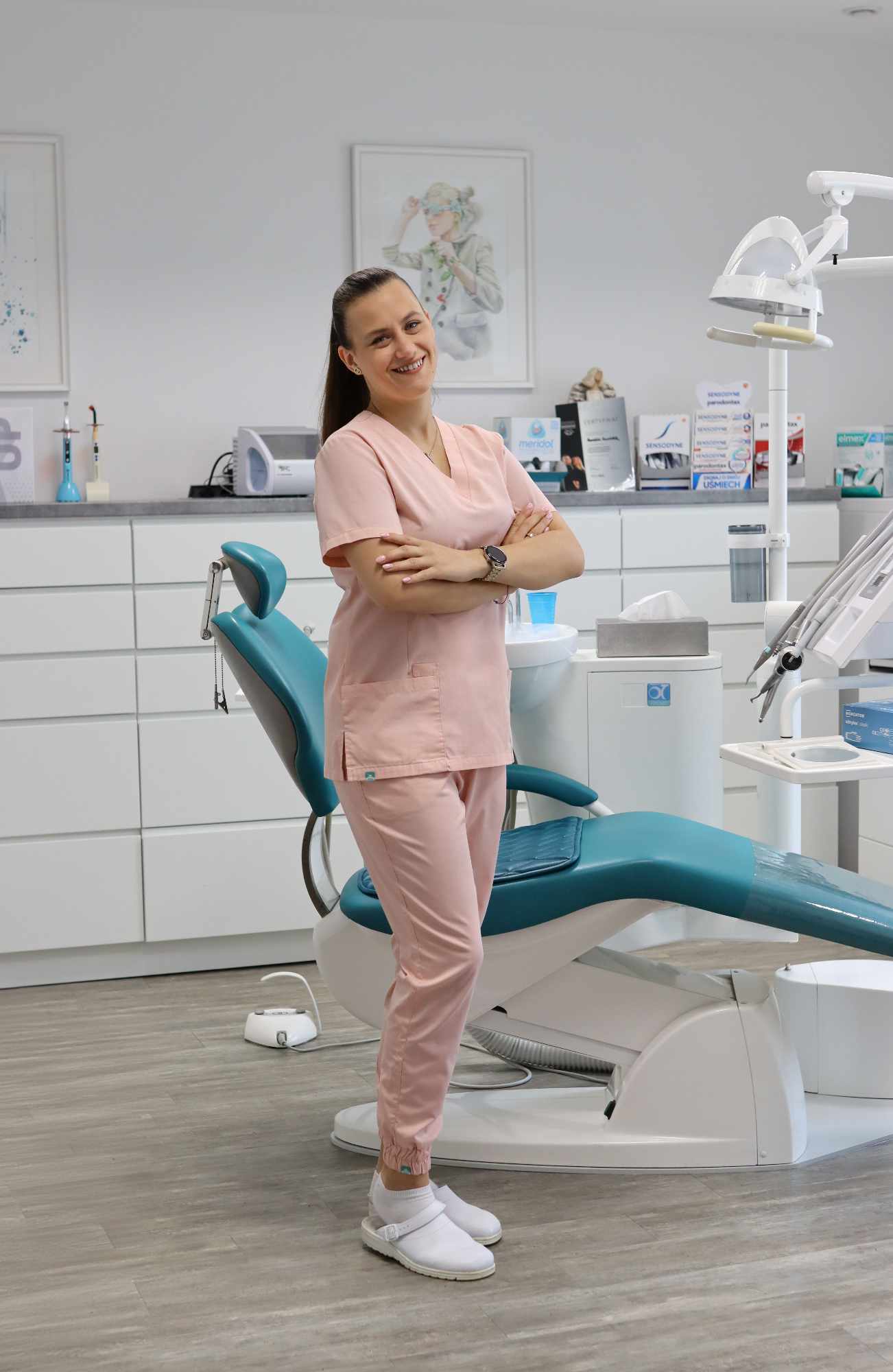 Aurelia Wiśniewska prowadzi zabieg higienizacja Elbląg w gabinecie AurisDent