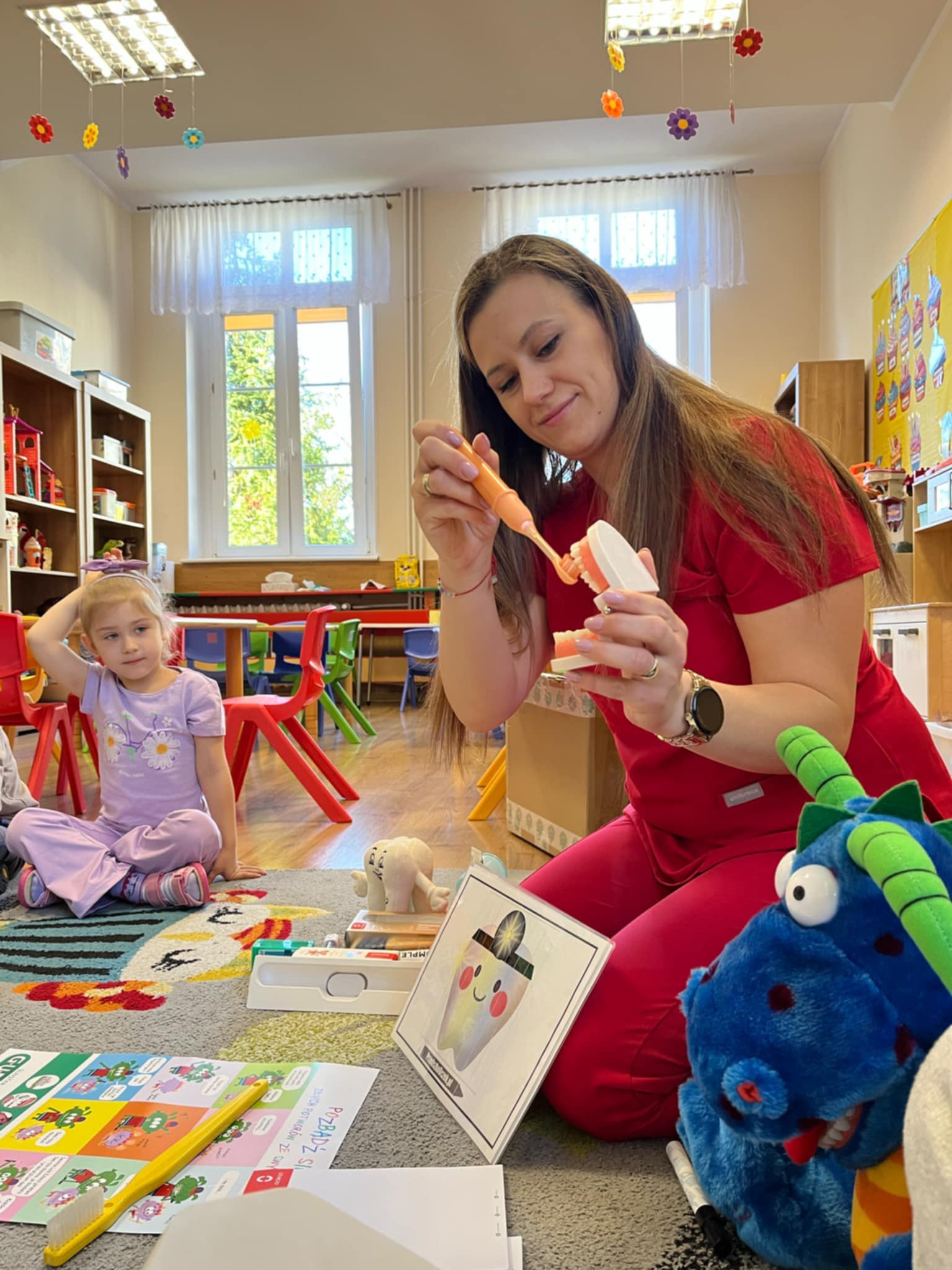 Aurelia Wiśniewska prowadząca warsztaty edukacyjne higienizacja Elbląg w placówce oświatowej