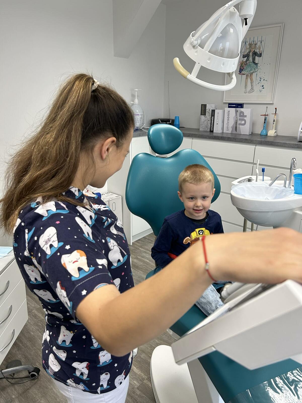 Specjalistka AurisDent wykonująca zabieg lakowania w ramach higienizacja Elbląg