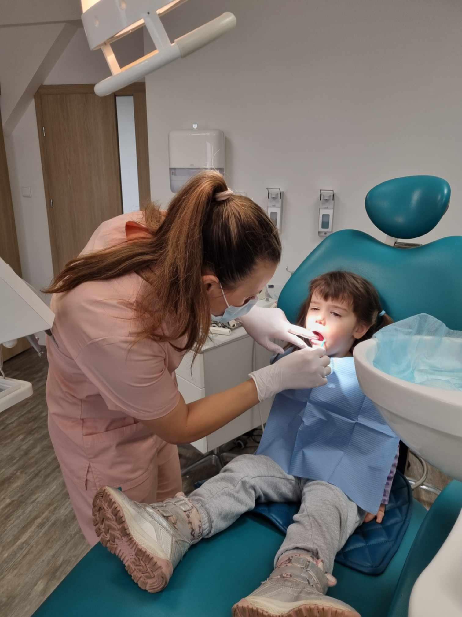 Specjalistka AurisDent podczas zabiegu lapisowania w ofercie higienizacja Elbląg