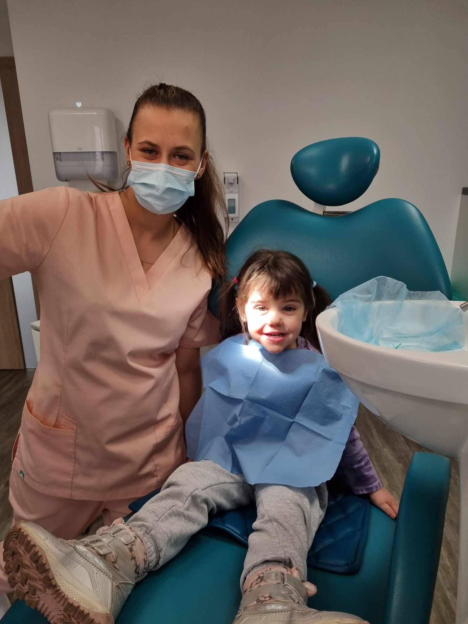 Uśmiechnięte dziecko podczas adaptacji w gabinecie – higienizacja Elbląg